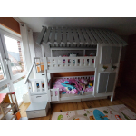 Etagenbett mit Treppe Dach und Fenstern aus Massivholz als Abenteuerbett und Spielbett für Kinderzimmer